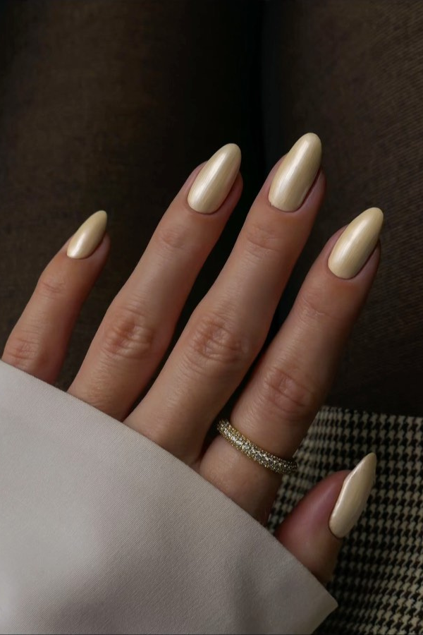 Unhas para ano novo amarela manteiga cintilante 