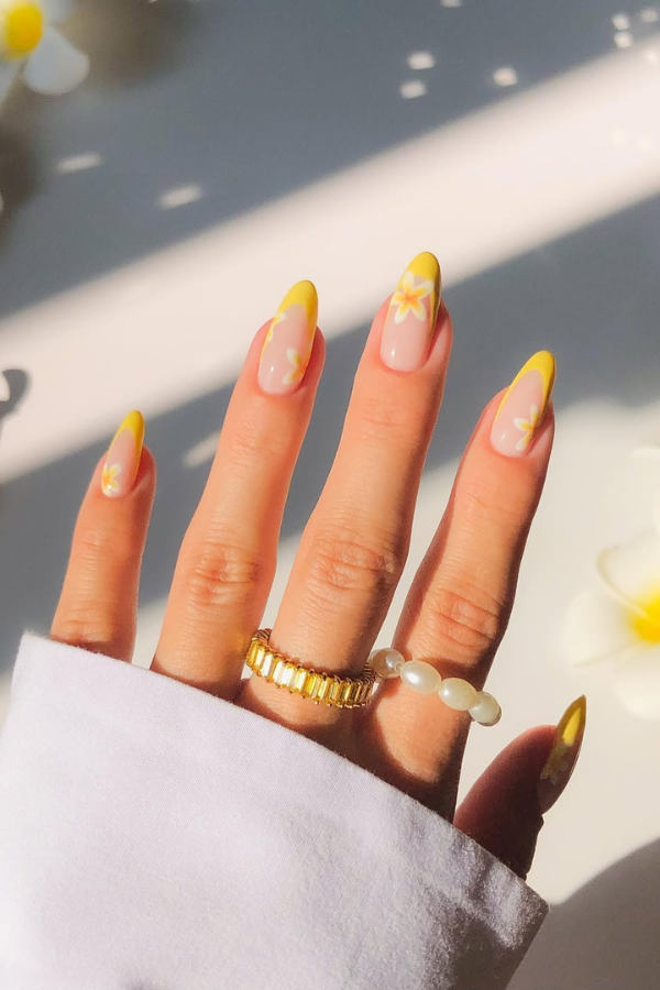 Unhas para ano novo amarela com francesinha e nail art