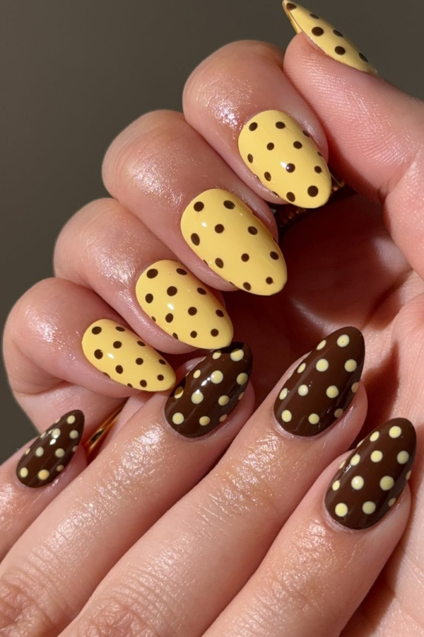 Unhas para ano novo amarela com marrom e bolinhas