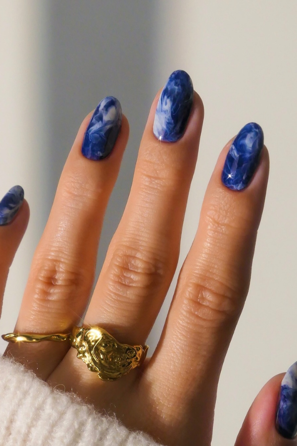 Unhas para ano novo azul com efeito marmorizado