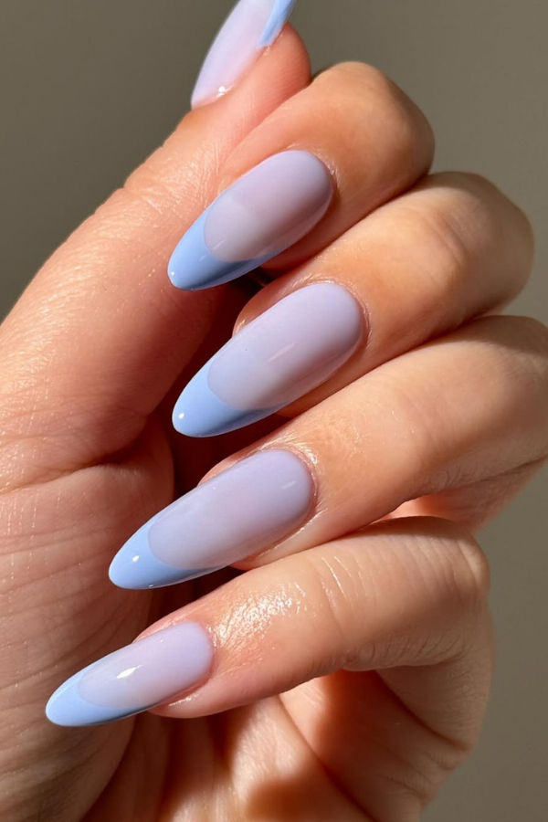 Unhas para ano novo azul com francesinha monocromática