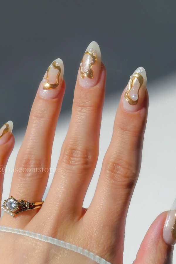 Unhas para ano novo dourada com alto relevo orgânico e pérolas