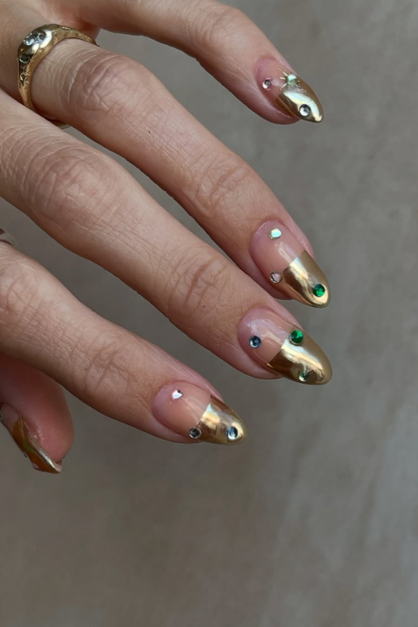 Unhas para ano novo dourada cromada e strass