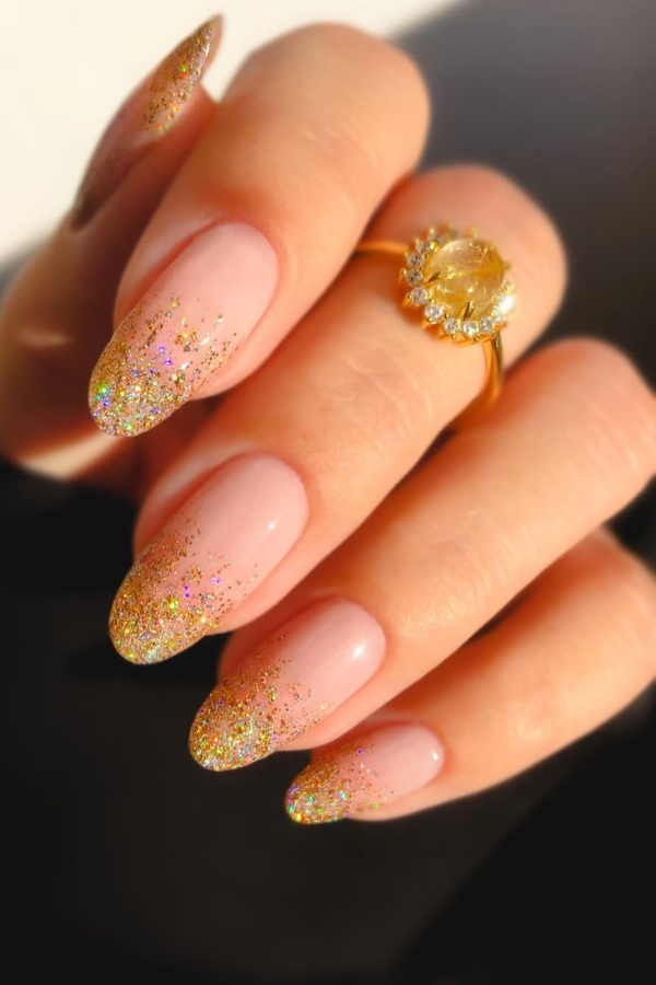 Unhas para ano novo dourada com francesinha degradê de glitter