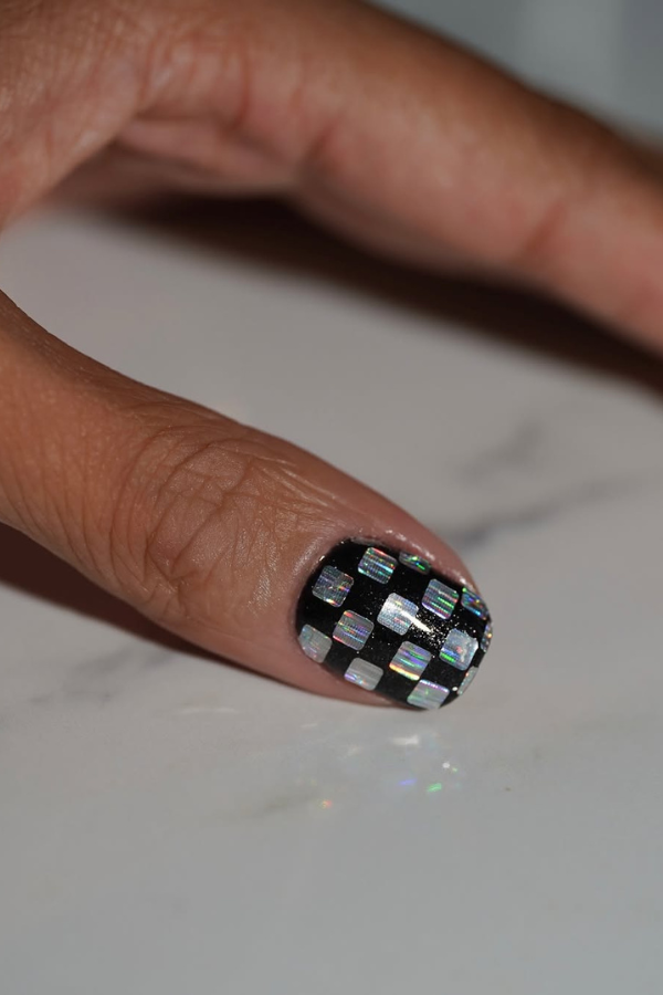 Unhas para ano novo prata disco vibes com efeito xadrez