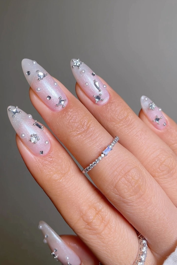 Unhas para ano novo prata com base perolada e aplicações prateadas