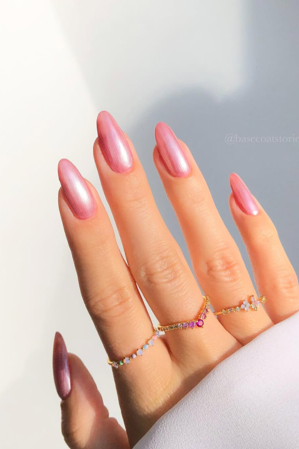 Unhas para ano novo rosa com acabamento perolado