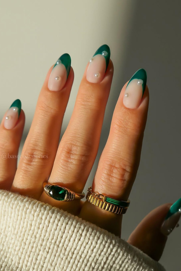 Unhas para ano novo verde com francesinha e aplicação de pérolas
