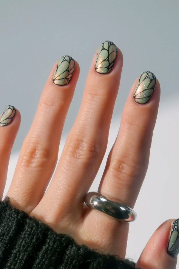 Unhas para ano novo verde com efeito borboleta