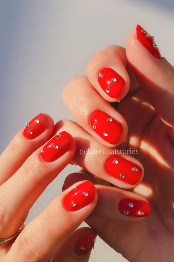 Unhas para ano novo vermelho com aplicação de strass