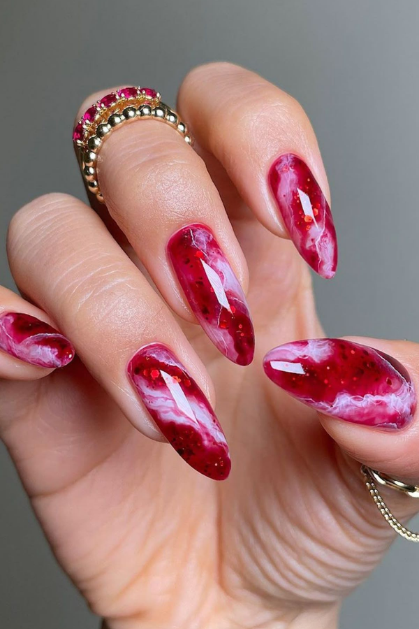 Unhas decoradas para Natal com vermelha com efeito marmorizado