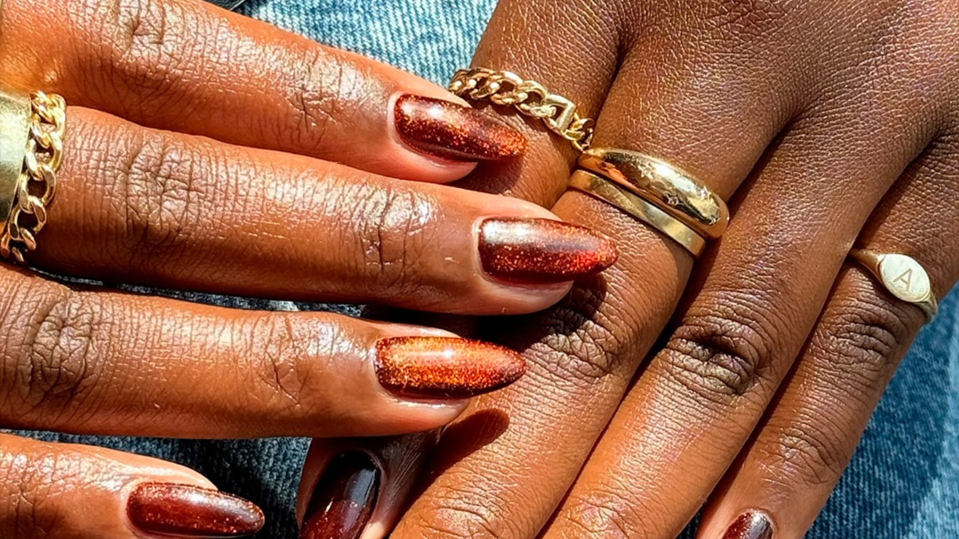 Unhas decoradas para Natal: 9 inspirações para brilhar nas festas em 2025