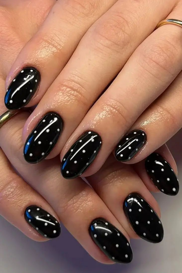 Unhas decoradas para Natal preta, com detalhes de bolinhas