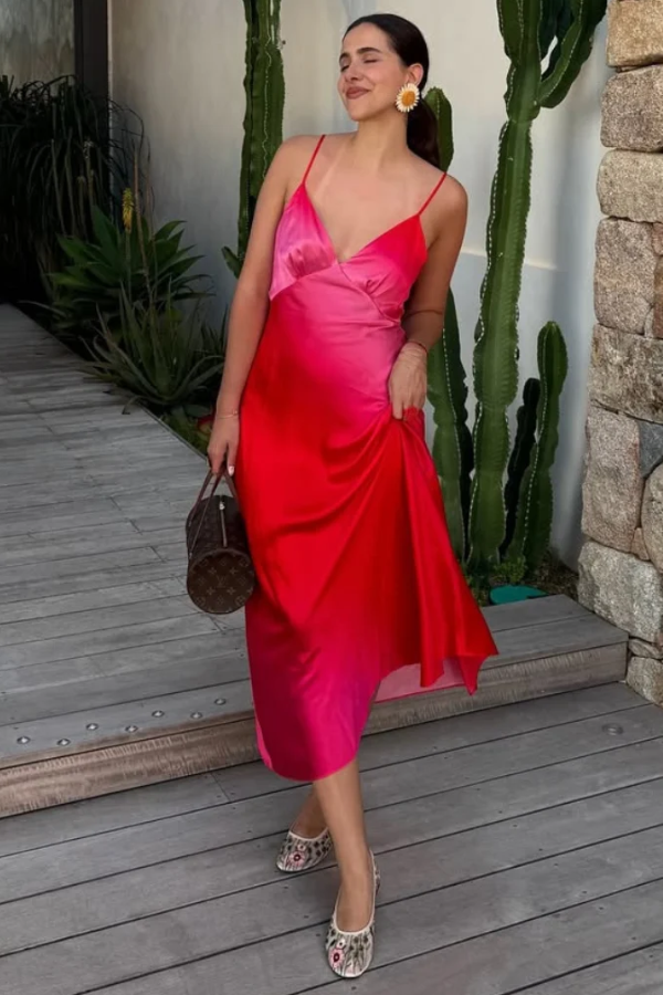 Vai usar vestido vermelho no Natal 2025? Nós ajudamos a deixar seu look ainda mais estiloso! 4 Vestido vermelho mídi