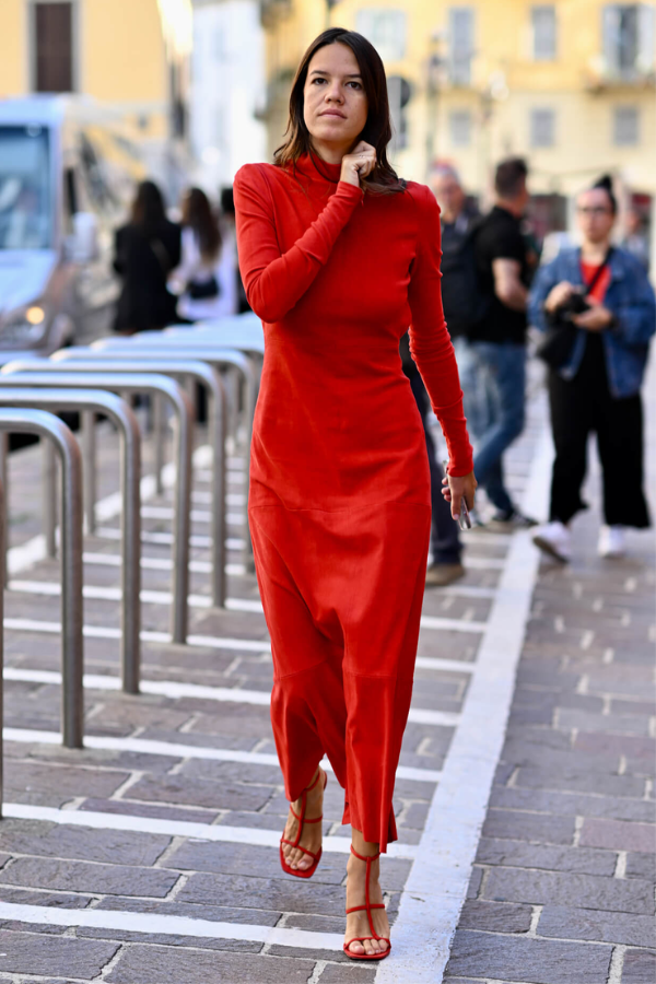Vai usar vestido vermelho no Natal 2025? Nós ajudamos a deixar seu look ainda mais estiloso! 5 Vestido vermelho mídi