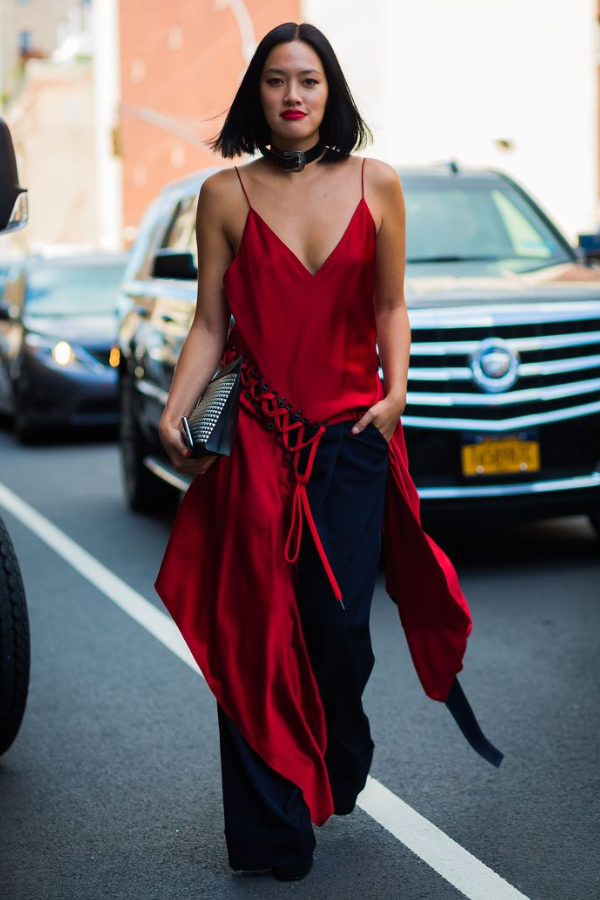 Vai usar vestido vermelho no Natal 2025? Nós ajudamos a deixar seu look ainda mais estiloso! 6 Vestido vermelho mídi