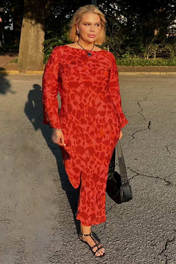 Vai usar vestido vermelho no Natal 2025? Nós ajudamos a deixar seu look ainda mais estiloso! 13 Vestido vermelho plus size