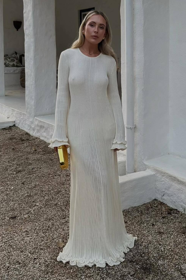 9 vestidos de formatura inspirados no clipe ‘The Fate of Ophelia’, de Taylor Swift 3 Vestido de formatura longo branco com mangas flare e estilo romântico inspirado no clipe The Fate of Ophelia