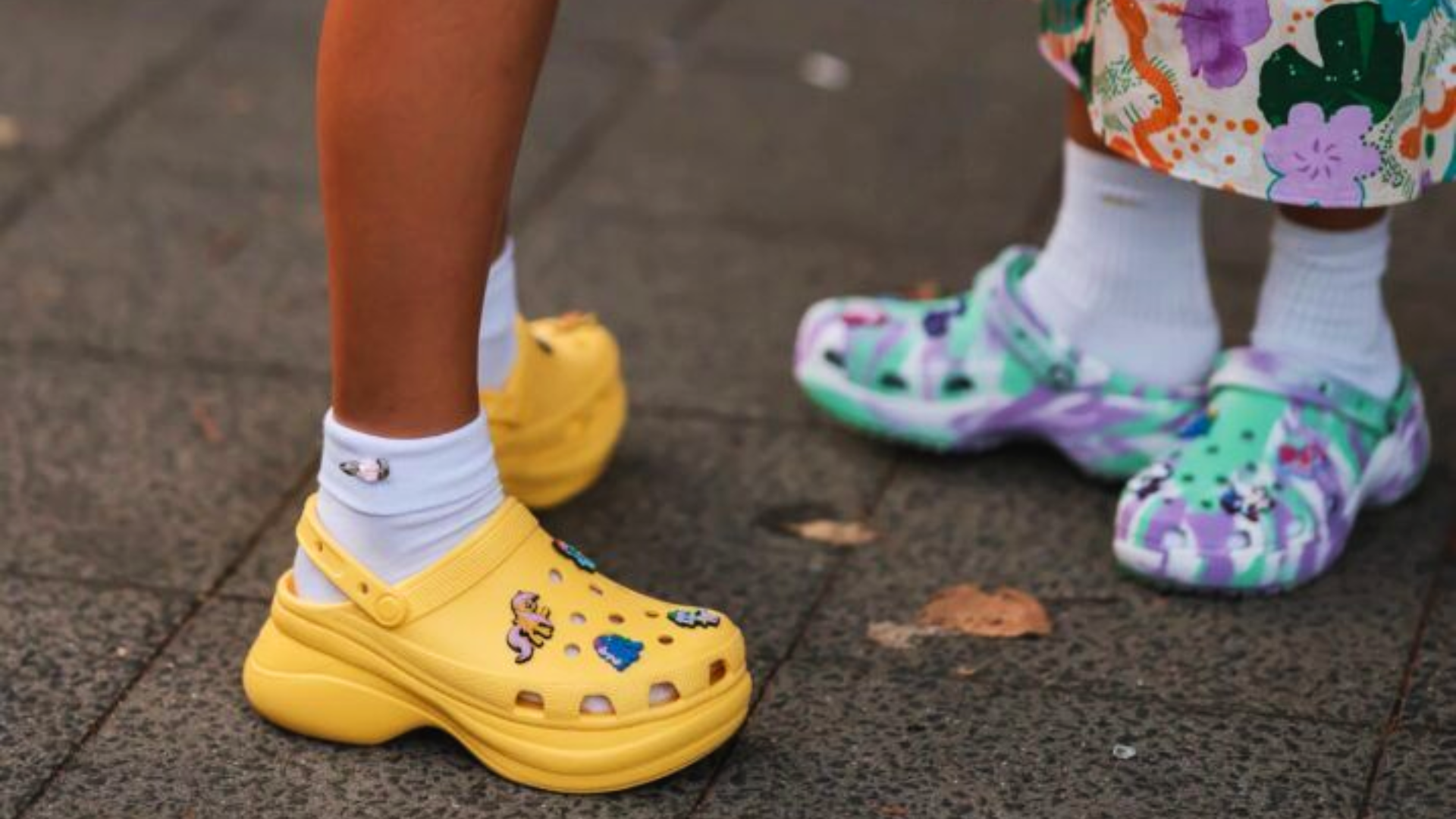 Início 4 Looks com Crocs: como usar o calçado que virou tendência em 2026
